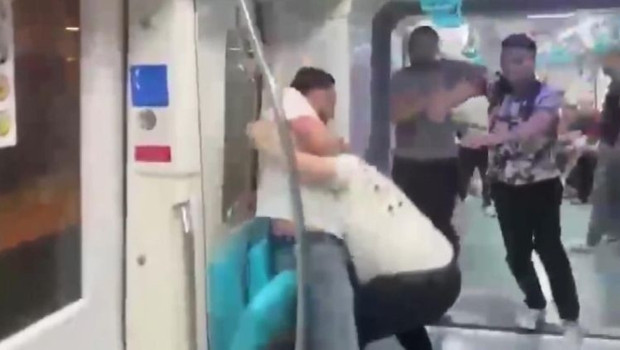 Marmaray'da yumruklu kavga… O anlar kameraya böyle yansıdı