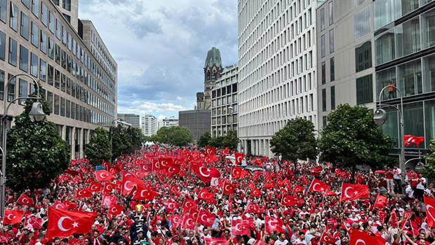 Türk taraftarlar, Vancouver sokaklarında maç saatini bekliyor!