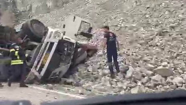 Erzurum’da feci kaza: Freni patlayan tırdan atlayan sürücü hayatını kaybetti