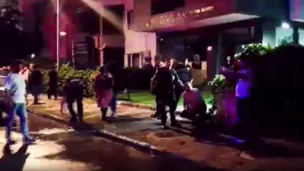 Kızını rahatsız eden gencin kulağını kesti: 1'i polis 2 yaralı