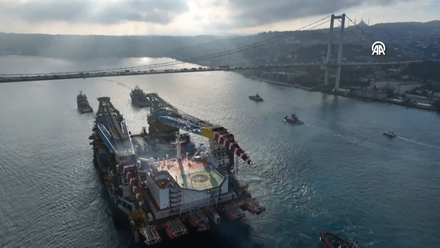 Dünyanın 3'ncü büyük yarı batık vinç gemisi, İstanbul Boğazı'nda