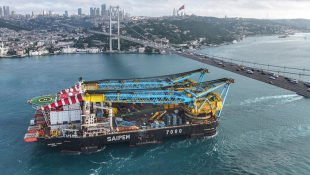 Dünyanın 3'ncü büyük yarı batık vinç gemisi, İstanbul Boğazı'ndan geçiyor