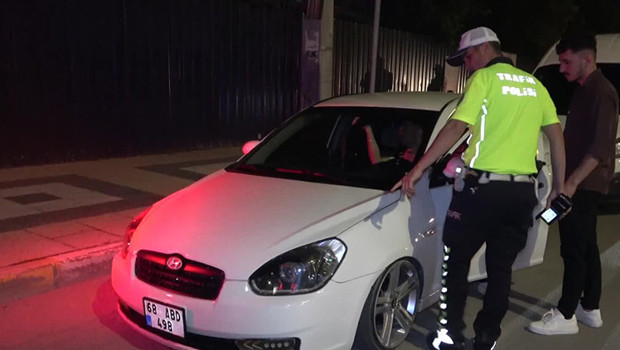 Kontrol noktasında polise yakalandı | Ceza kesilen genç sürücü: Yapmayın böyle şeyler