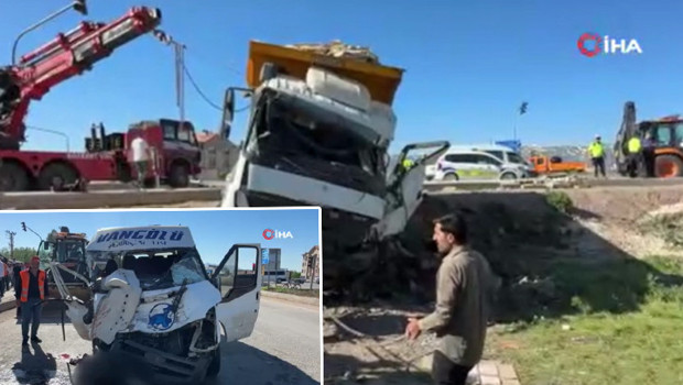 Hakkari'de feci kaza! Yolcu minibüsü ile kamyon çarpıştı: 2 can kaybı, 3 yaralı