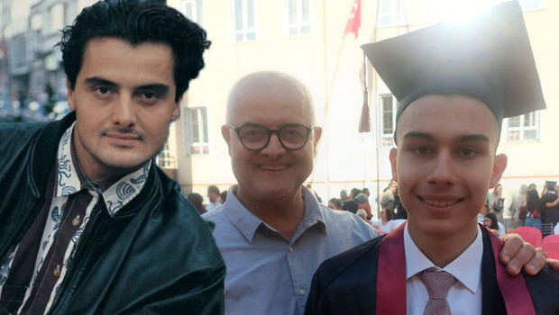 Eski manken, oyuncu Engin Koç’un mezuniyet sevinci