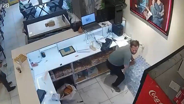 Hakkari'de iş yerindeki patlama anı kameraya yansıdı