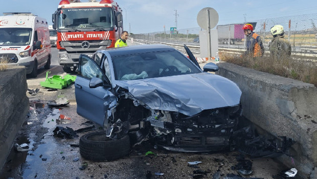İstanbul'da gişelerde kaza: Araç hurdaya döndü