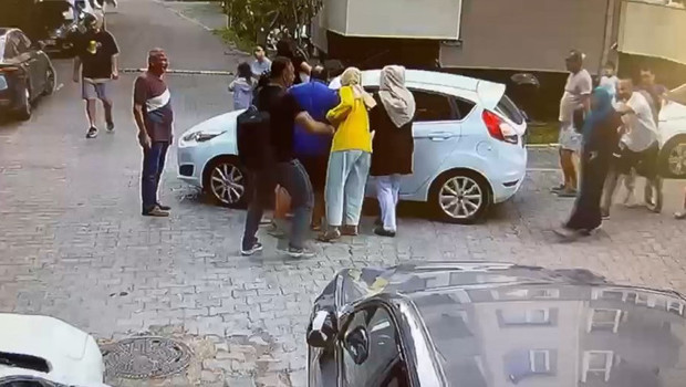 Çekmeköy'de 'yavaş' git kavgasında ortalık karıştı! Sürücünün annesine saldırdılar