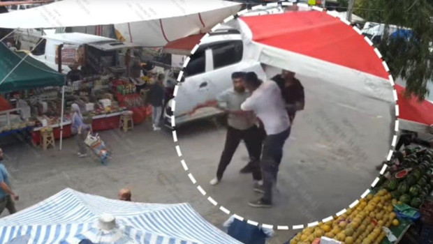 İzmir'de pazarda gerginlik! Zabıta ekiplerine bıçak ve kasayla saldırdı