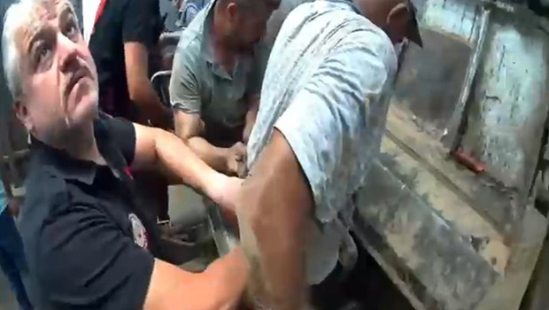 Mersin’de korku dolu anlar! Çöp kamyonunda sıkışan işçi kurtarıldı
