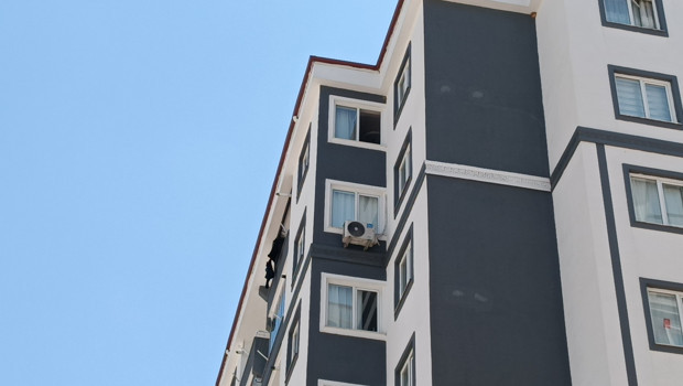 4 yaşındaki oğlunu kucağına alıp 8’inci kattan atlayan anne öldü, çocuğu yaşam mücadelesi veriyor