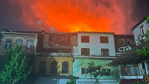 Büyük Valide Han’ın çatısında yangın çıktı