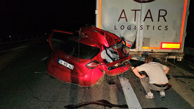 Feci kaza! Otomobil TIR'a arkadan çarptı: 1 ölü