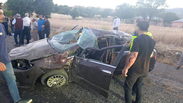 Diyarbakır'da acı olay! Takla atan otomobildeki anne ve oğlu hayatını kaybetti