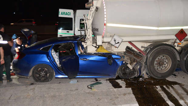 Adana'da tankerle çarpışan otomobildeki baba öldü, 2 çocuğu yaralandı
