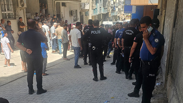 Koridorda kan izleri! 4 çocuk annesi kadın evinde ölü bulundu