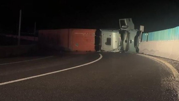 Bolu Dağı'nda askeri mühimmat yüklü olduğu değerlendirilen TIR devrildi! İstanbul istikameti ulaşıma kapandı