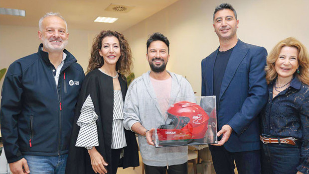 Tarkan’a kask sürprizi