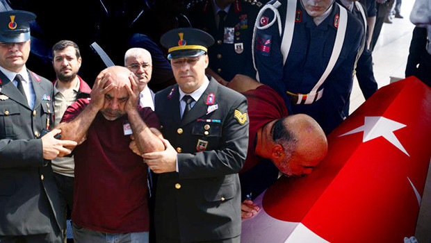 Şehit uzman çavuşun cenazesinde yürekleri parçalayan an: Acılı baba gözyaşlarına boğuldu