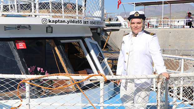 Kayınpederi ilham oldu! Yıldız Özdemir Van Gölü'nün tek kadın kaptanı oldu