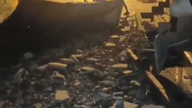 Fatih'te mağazanın çatısından kopan parçalar sokağa düştü
