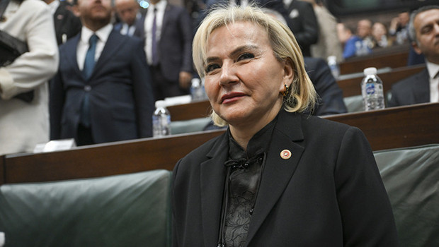 CHP'den istifa eden Nimet Özdemir AK Parti’ye katıldı! Rozetini Cumhurbaşkanı Erdoğan taktı