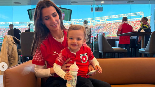 Futbol aşkına, kucakta çocuk dünyanın bir ucuna gittiler: Büyüyünce 'Annem ve babam beni milli maça götürmüştü' dersin!