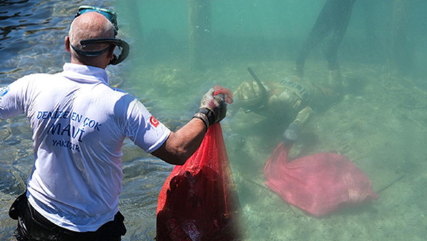 Bodrum'da denizin dibinden 250 kilogram çöp çıktı