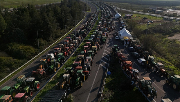 Komşuda çiftçiler sokağa indi