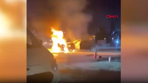 Esenyurt'ta feci kaza! Çarpışan otomobil ve motosiklet alev alev yandı