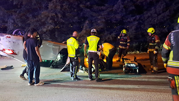 Balıkesir’de hız yapan araç takla attı: 2 yaralı