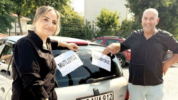 Düğüne gider gibi boşanmaya gittiler