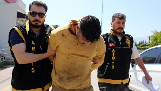 Adana'da ihbara giden polisi tabancayla vurarak yaraladı
