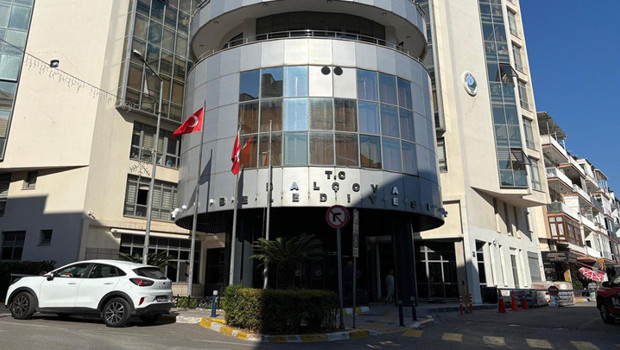 Balçova Belediye Başkanı Onur Yiğit'in annesi serbest bırakıldı