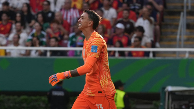 Muslera hem kendisini hem de Uruguay'ı yaktı!