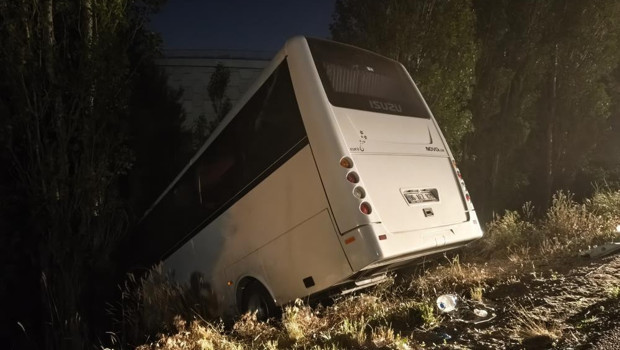 Servis aracı yol kenarına devrildi: 8 yaralı