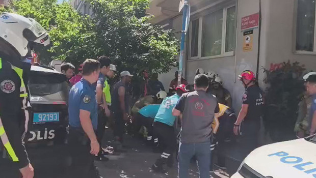 Kadıköy'de yıkımı yapılan binada kısmi çökme meydana geldi: 2 işçi yaralı