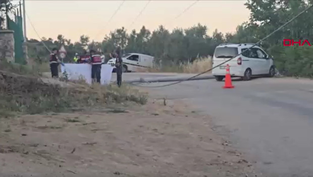 Kaza yapan sürücüye yardıma giderken elektrik akımına kapılıp öldü