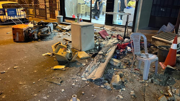 Fatih'te korkutan olay! 4 katlı binanın çatısı çöktü
