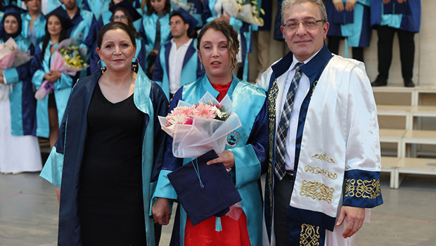 Kardelen üniversiteyi ‘annesinin gözleriyle’ bitirdi