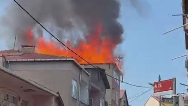 Pendik’te 5 katlı binanın çatısında korkutan yangın! 1 işçi yaralandı