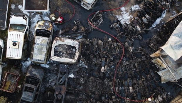 İzmir'de otoparkta yangın: 62 araç hasar gördü