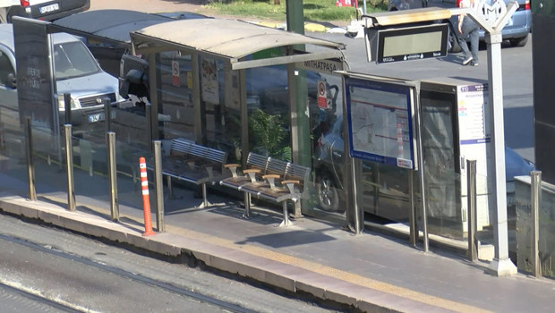 Tramvay seferlerinde aksama! Mithatpaşa Tramvay Durağı bir süre kapatıldı