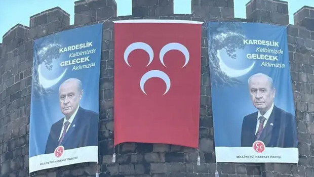 Diyarbakır'da tarihi Dağkapı Burcu’na Devlet Bahçeli posteri ve MHP bayrağı asıldı