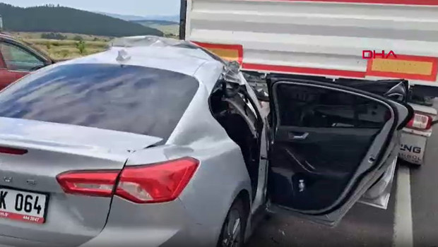 Otomobil, TIR'a arkadan çarptı: 1 ölü, 6'sı çocuk 8 yaralı