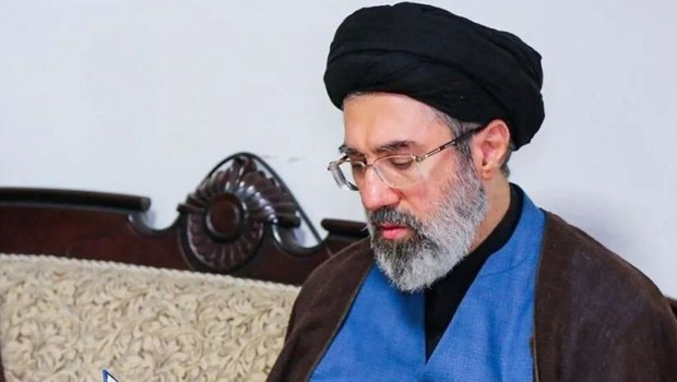 İran lideri Hamaney'den babasının cenaze töreniyle ilgili önemli karar