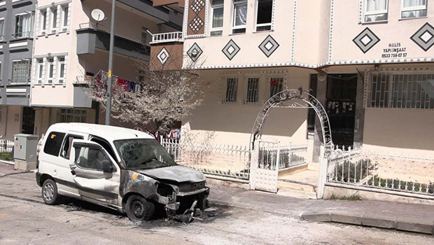 Boşanma aşamasındaki eşinin evini kurşunlayıp aracını yakan sanığa tahliye!