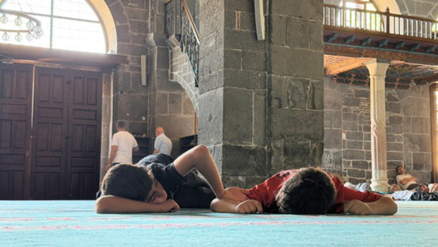 Diyarbakırda 40 derece sıcaktan bunalanlar camilerde uyudu