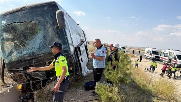 Yolcu otobüsü yoldan çıktı… Çok sayıda yaralı var