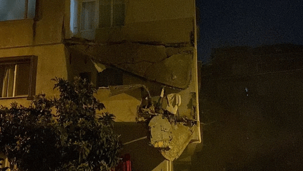 Küçükçekmece'de bina giriş katı çöktü, tahliye yapıldı